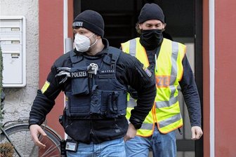 Innenministerin will Rechten schneller die Waffen abnehmen - Razzia gegen eine "Reichsbürger"-Gruppe, hier in Frankfurt am Main. Die Ermittler gehen davon aus, dass die Verdächtigen einen Umsturz planten - auch mit Waffengewalt.