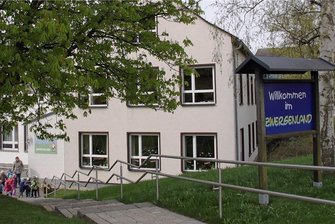 Innensanierung der Kita in Reuth soll im April starten - Die Kindertagesstätte Zwergenland in Reuth soll ab April im Inneren saniert werden.