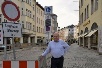 Innenstadt-Händler vor XXL-Baustelle in Zwickau: „Der Georgenplatz wird ein Kraftakt“ - Berthold Freitag von der Buchhandlung Marx sieht die aktuelle Baustelle gelassen. Ab Mai könnte es härter werden.