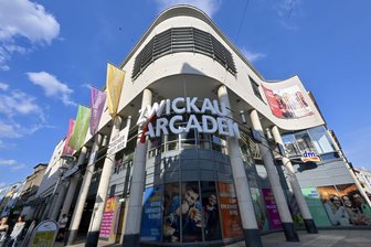 Innenstadt in Zwickau: Mann mit Handbeil bedroht vier Personen - Ein Mann sorgte am Donnerstagabend für einen Polizeieinsatz in der Innenstadt.