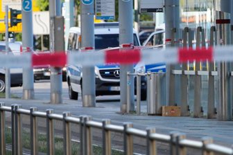 Innenstadt lahmgelegt: Erst Großrazzia, dann Bombenalarm - Die Zentralhaltestelle ist verwaist. Ein an der ersten Säule von Bahnsteig 3 abgestelltes Paket hat Passanten und Polizei am Abend in Alarmstellung versetzt.