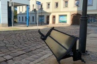 Innenstadt: Laterne liegt plötzlich unten - Die Laterne samt Krone lag auf dem Gehweg. 