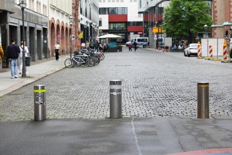 Innenstadt-Poller oder Ski-Schanze? Chemnitzer Stadtrat vor 220-Millionen-Entscheidung uneins - Nach der Amokfahrt in Leipzig will Chemnitz zusätzliche Poller zum Schutz der Innenstadt beschaffen.
