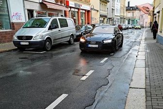 Innenstadt-Verkehrsader soll sich mächtig rausputzen - Die stark strapazierte August-Bebel-Straße soll zwischen Kreisverkehr Annoncenuhr und Fotofachgeschäft saniert werden. 