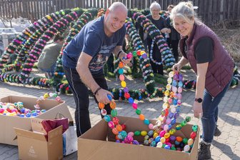 Innenstadtbelebung in Annaberg-Buchholz: Neue Aktion trifft auf riesige Resonanz - Der Osterbrunnen wird derzeit aufgebaut. Zu den Helfern gehören Till Schwabe und Yvonne Schröter vom Werbering, der die Aktion initiiert hat.