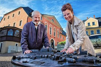 Innenstadtprojekt Augustusburg: Jetzt sind Bürger-Ideen gefragt - Die Koordinatorin für das Innenstadtprojekt, Nadine Knödler, mit dem Augustusburger Ortsvorsteher Gottfried Jubelt am bronzenen Altstadt-Tastmodell vor dem Lehngericht. 