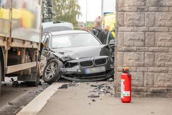 Innerhalb weniger Stunden: Zwei Autos fahren in Neukirchen gegen Hauswände - Nach der Kollision mit einem Laster fuhr der BMW gegen eine Hauswand.