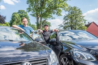 Innerörtliche oder offizielle Umleitung: Wer ist zuerst da? - Die "Freie Presse"-Reporter Georg Müller und Patrick Herrl (von links) haben die Umleitungen getestet. Sie starteten zeitgleich am Feuerwehrgerätehaus im Olbernhauer Ortsteil Pfaffroda. 