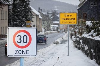 Innerorts Tempo 30? Auch Orte im Erzgebirge wollen selbst entscheiden - Lebenswertere Innenstädte durch Geschwindigkeitsbeschränkungen auf Bundes- und Staatsstraßen: Eine bundesweite Initiative macht sich dafür stark, dass die Kommunen darüber selbst entscheiden dürfen. Hier eine Fotomontage in Ehrenfriedersdorf.