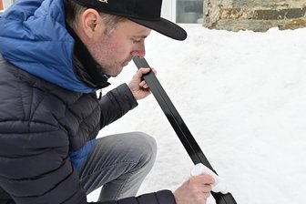Innovation aus dem Vogtland: Was dieses Ski-Wachs besonders macht - Tim Tröschel zeigt das Wachsen eines Langlaufskis.