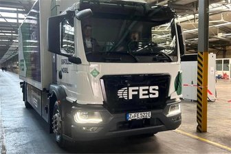 Innovation aus Sachsen: Serienreifer Brennstoffzellen-Lkw aus Zwickau vorgestellt - Der Wasserstoff-Lkw des Zwickauer Unternehmens FES bei seiner Premiere.