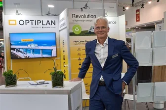 Innovation von Optiplan aus Oelsnitz: Kunststoffflaschen finden in Wohnmobilen ein zweites Leben - Vize-Vertriebsleiter Robert Garbe am Stand von Optiplan auf der Messe Caravan-Salon in Düsseldorf.