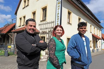 Innovationen im Gasthof Halsbach: Warum ein indischer Computerspezialist in marrokanisch-deutscher Küche mitmischt - Ein dynamisches Trio vor dem Gasthof Halsbach: Sri Kanna Dhuripuri, Odette und Abdelilah Lamkhizni (v .r.).