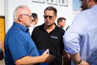 Innovations-Denkfabrik fürs Vogtland? - IBL-Hydronic-Chef Thomas Löcher (Mitte) im Gespräch mit Lengenfelds Bürgermeister Volker Bachmann.