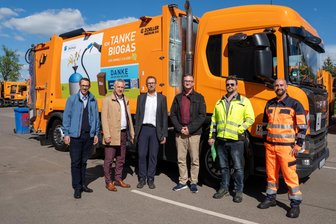Innovative Müllentsorgung: Zwickau erhält CNG-betriebenes Fahrzeug - Landrat Carsten Michaelis (CDU, 2. v. links) hat ein neues Abfallsammelfahrzeug mit CNG-Antrieb übergeben.