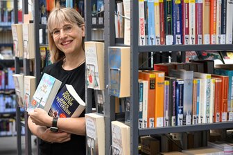 Innovative Projekte, aber knappe Kassen: Wie Neukirchens Bibliotheksleiterin für die Zukunft der Einrichtung kämpft - Heidi Eismann leitet seit drei Jahren die Bibliothek in Neukirchen.