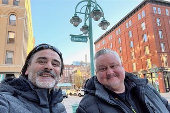 Innovativer Kranbauer aus dem Vogtland hat Kunden in Amerika am Haken - Schnappschuss nach getaner Arbeit in der Innenstadt von Milwaukee im Bundesstaat Wisconsin. Nach neun mit Geschäftsterminen vollgestopften Tagen und 3800 Kilometern im Auto durch drei Bundesstaaten blieb für IWS-Gründer Heiko Petzoldt (rechts) und den IWS-Vertriebsbeauftragten Stefan Friedrich endlich Zeit für einen Stadtbummel. 