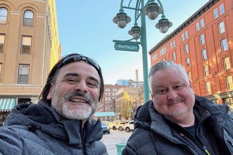 Innovativer Kranbauer hat Kunden in Amerika am Haken - Schnappschuss nach getaner Arbeit in der Innenstadt von Milwaukee im Bundesstaat Wisconsin. Nach neun mit Geschäftsterminen vollgestopften Tagen und 3800 Kilometern im Auto durch drei Bundesstaaten blieb für IWS-Gründer Heiko Petzoldt (rechts) und den IWS-Vertriebsbeauftragten Stefan Friedrich endlich Zeit für einen Stadtbummel.