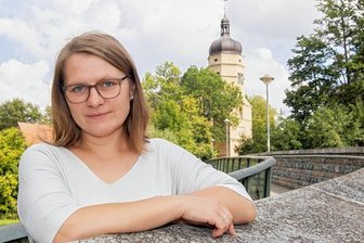 Ins Kürbitzer Pfarrhaus zieht neues Leben ein - Sophie-Charlotte Bornemann ist mit ihrem Umzug ins Vogtland jetzt viel näher an ihre Heimat gerückt. Zur Familie in Lengefeld ist es künftig nicht mehr weit. Im Hintergrund die schmucke Kürbitzer Salvatorkirche. Das Gotteshaus begeht in vier Jahren seinen 400. Geburtstag.