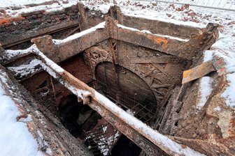 Ins Lugau-Oelsnitzer Revier fließen erneut Millionen - Dieser Blick bot sich nach Beseitigung der Abdeckplatte: Der Ida-Schacht war bis etwa 8 Meter unter Oberkante Gelände einsehbar. Als der Schacht 1967 verfüllt worden war, reichte die Verfüllmasse bis an die Platte heran. Aber es ist nicht nur die Verfüllmasse nachgerutscht: Die Stöße sind marode, der Schacht ist deformiert.