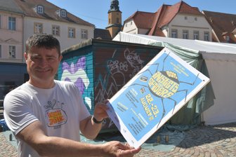 „Insects and Spiders“-Festival bei Oederan: Was erwartet die Gäste dieses Jahr? - Marco Metzler vom Stadtmarketingverein Oederan ist schon in Festival-Stimmung. Die verschönerte Hütte kommt auf das Festgelände.