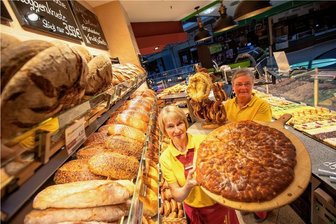 Insekten im Brot? Das sagen vogtländische Bäcker - Die Mitarbeiterinnen Astrid Schenkel (links) und Andrea Selke in der Wunderlich-Filiale der Plauener Stadt-Galerie. Brot und Kuchen werden dort nach gewohntem Rezept gebacken - vollkommen frei von Insekten.