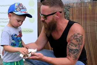Insekten, schwarzes Eis und Krokodil-Burger: Was es beim Reichenbacher Streetfood-Festival zu essen gibt und was es kostet - Kuno und Papa David Müller testen Insekten und sind angenehm überrascht.