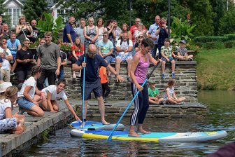 Insel-Fest in Rodewisch erlebt einen Ansturm - Beim Paddeln ging es weder um Schnelligkeit noch Haltung. Was zählte, war die Anzahl der Schlossinsel-Umrundungen. Zehn Euro wanderten pro Runde in einen Spendentopf. Bürgermeisterin Kerstin Schöniger schwang sich als eine der ersten Freiwilligen aufs Brett. Sie verriet, vorher geübt zu haben. 