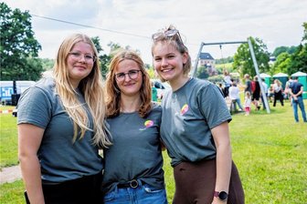 Inselgig in Rochlitz: Kostenloses Open-Air lockt Hunderte auf die Muldeinsel - Joyce Feigel, Laura Jettki und Lucie Otto, allesamt 20, in der Berufsschule und im "Moro"-Team engagiert, sorgten dafür, dass der Inselgig wie geplant ablaufen konnte.