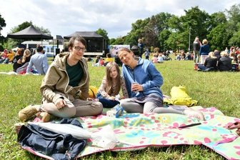 Inselgig lockt zahlreiche Zuhörer an die Mulde - Der Inselgig lockte zahlreiche Besucher auf die Rochlitzer Muldeninsel. Nicole und Bastian Rakow kamen mit Tochter Hanna.