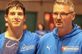 "Insgesamt sind wir zufrieden" - Germania-Mannschaftsleiter Jörg Guttmann (rechts) zeichnet den Ringer des Tages aus - gegen Kleinostheim Maximilian Simon (links). 
