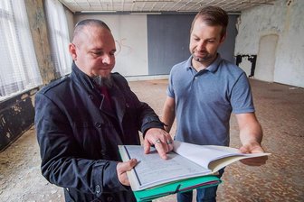 Insider erklärt die Auer Freimaurerloge - Archivar und Freimaurer Thomas Möckel (l). steht mit Marcus Hoffmann, Gebäudeunterhalter der Stadtverwaltung Aue-Bad Schlema, im Tempelsaal der alten Freimaurerloge.