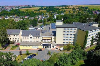 Insolvente Reichenbacher Paracelsus-Klinik: Neuer Vogtland-Landrat forciert Suche nach Investor - Die Paracelsus-Klinik Reichenbach. Nach dem Verkauf seiner Zwickauer Klinik an das kommunale HBK hat Paracelsus für den mit Zwickau eng verzahnten Standort Reichenbach Insolvenz angemeldet. 