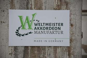 Insolvente Weltmeister Akkordeon Manufaktur in Klingenthal: Schließung oder Neustart? - Wochen der Wahrheit: Das Schild der Weltmeister Akkordeon Manufaktur in Klingenthal.