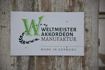 Insolventes Unternehmen aus dem Vogtland: Wo steht das Verfahren? - Das Schild der Weltmeister Akkordeon-Manufaktur GmbH am einstigen Produktionsgebäude in Klingenthal.