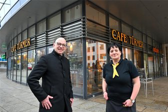 Insolvenz bei Chemnitzer Voigt-Bäckerei: So geht es jetzt weiter - Mittlerweile hat das Café Türmer am Rosenhof auch wieder Sonntag geöffnet. Dafür sorgten Insolvenzverwalter Tobias Hohmann und Mitarbeiterin Gabi Kohl.