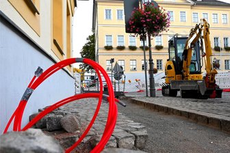 Insolvenz bei Firma für Glasfaser-Ausbau: Wie geht es mit dem schnellen Internet in Hainichen weiter? - Der Tiefbau für das neue Glasfasernetz in Hainichen ist laut Stadtverwaltung zu 90 Prozent abgeschlossen, hier im Bild die Arbeiten vor einigen Monaten am Markt. Mit SchönerTel geht nun eine der beteiligten Firmen in die Planinsolvenz.