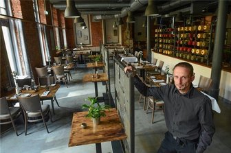 Insolvenz: Chemnitzer Restaurant Max Louis geschlossen - Ein Bild aus der zweiten Coronawelle im Herbst 2020. Damals durften Restaurants keine Gäste empfangen. Auch im Max Louis blieb es deswegen leer. Inhaber Markus Arnold hat nun ein Insolvenzverfahren für sein Unternehmen angemeldet. Das Max Louis hat deswegen zu.