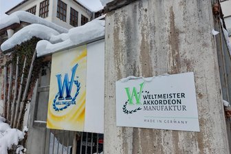 Insolvenz der Klingenthaler Weltmeister Akkordeon-Manufaktur: Amtsgericht Chemnitz ordnet Eigenverwaltung an - Die Weltmeister Akkordeon-Manufaktur in Klingenthal kann ihre Insolvenz in Eigenregie regeln. Es gibt keinen Insolvenzverwalter.
