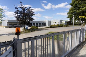 Insolvenz: Hat traditionsreicher Betrieb im Erzgebirge noch eine Chance? - Das Tor ist zu, das Aquinos-Werksgelände im Gewerbegebiet in Jöhstadt verwaist. Die Zukunft des Betriebs, in dem Lattenroste hergestellt wurden, ungewiss.