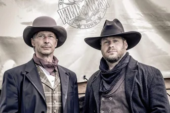 Insolvenzantrag für Westernstadt im Erzgebirge: Betreiber nennt weitere Details – und es fließen Tränen - Tonio Werl (r.) und Andreas Hofmann wollten die Westernstadt Old Miners Creek in Geyer zum Freizeitpark ausbauen. Das knapper werdende Budget gerade bei Familien ließ sie scheitern. Finanzielle Forderungen häuften sich an.