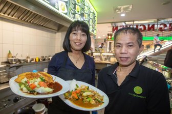 Insolvenzverfahren: Plauener Innenstadt-Restaurant droht die Schließung - Restaurantbetreiber Van Viet Nguyen und seine Mitarbeiterin Do: Vorläufiges Insolvenzverfahren ist eröffnet.