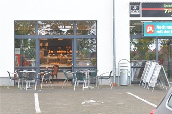 Insolvenzverwalter: Chancen für Sanierung der Erzgebirgsbäckerei Schäfer aus Großhartmannsdorf stehen gut - Die Filialen der Erzgebirgsbäckerei Schäfer – hier die Verkaufsstelle am Penny-Markt Leipziger Straße in Freiberg – bleiben trotz Eröffnung eines Insolvenzverfahrens geöffnet. Der Traditionsbetrieb soll saniert werden.