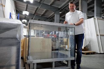 Insolvenzverwalter optimistisch: Museumsausstatter aus dem Erzgebirge auf der Suche nach einem strategischen Investor - Seiwo-Geschäftsführer Jan Wabst mit einem der innovativen Produkte: Eine Vitrine, die mit Edelgas gefüllt wird, um besonders empfindliche Ausstellungsstücke vor dem Einfluss von Sauerstoff zu schützen. 