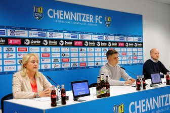 Insolvenzverwalter setzt CFC ein Ultimatum - Romy Polster, Vorstandsvorsitzende, Steffen Wunderlich, Vereinspressesprecher, und Sportdirektor Armin Causevic (v.l.) bei der Pressekonferenz am Donnerstagnachmittag.