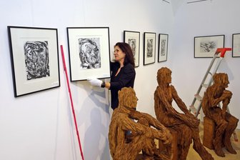Inspiriert von Auguste Rodin: Michael Morgner in der „Kleinen Galerie“ Hohenstein-Ernstthal: - Galerieleiterin Silke Hirsch baut die Michael-Morgner-Ausstellung auf.