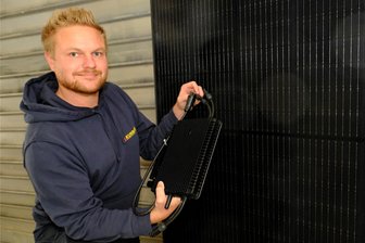 Installation von Balkonkraftwerken für Mieter im Vogtland: Warum das bisher so schwierig ist - Geschäftsführer Chris Kummer mit einem der Balkonkraftwerke, die der Elektromeisterbetrieb Kummer in Reichenbach vertreibt.