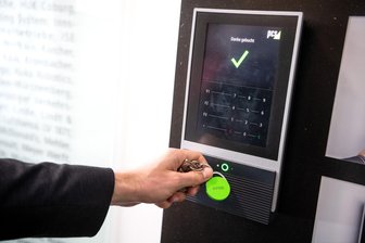 Institut: Beschäftigte im Landkreis Zwickau schieben 2,2 Millionen unbezahlte Überstunden - Ein Mitarbeiter erfasst seine Arbeitszeit an einem Terminal.