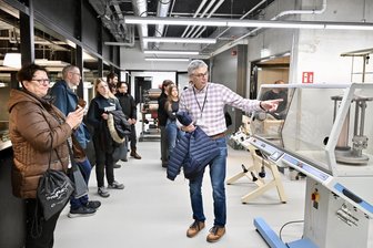 Institut für Textil- und Ledertechnik zieht ins neue Gebäude am Ring in Zwickau - Professor Dr. Hardy Müller (re.) erklärt Interessenten beim Hochschulinfotag die Technik.