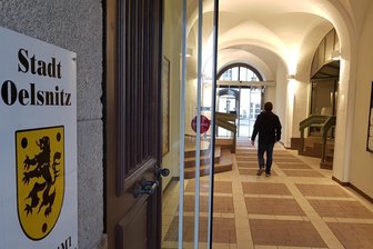 „Institutionelle Trägheit“: Oelsnitzer Stadtchef weist Kritik als „frech“ zurück - Blick in den Eingangsbereich des Oelsnitzer Rathauses.